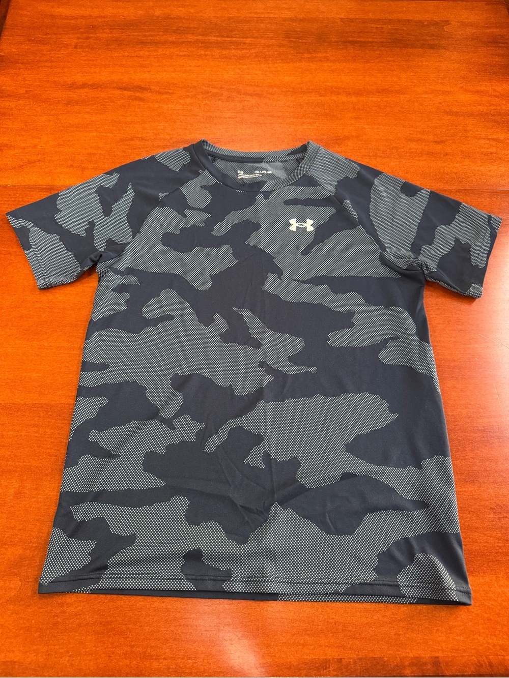 Under Armour Boys Youth XL Navy Gray Camo Short Sleeve Athletic Shirt Loose Fit